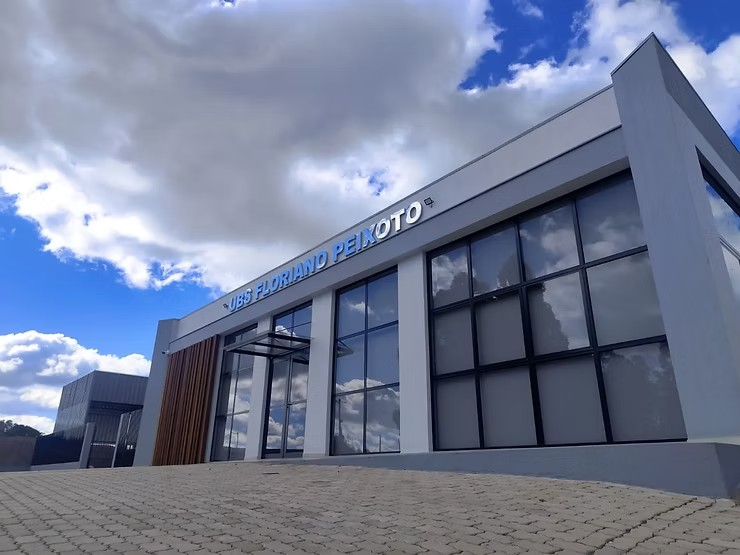 A nova Unidade Básica de Saúde (UBS) de Floriano Peixoto será inaugurada na terça-feira (30 de junho), às 15h30. Após o ato solene, os participantes serão recepcionados no Ginásio Municipal de Esportes para um coquetel por adesão. Os moradores podem adquirir os convites na sede da Prefeitura entre os dias 22 e 26 de junho, nos valores de R$ 10 para adultos e R$ 5 para crianças de 5 a 12 anos.