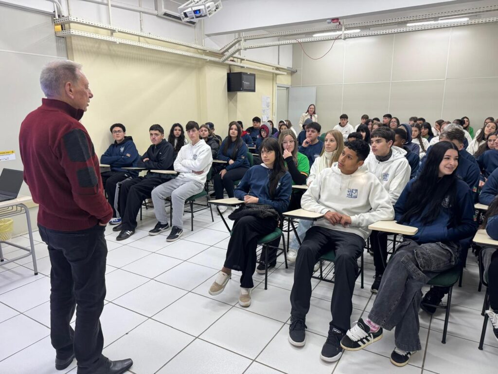Estudantes do 1º ano da Escola Estadual de Ensino Médio João Caruso visitaram o Curso de Direito da URI na quinta-feira, 18, em mais um capítulo de uma parceria que já se tornou tradição entre as duas instituições. Acompanhados pela professora Roberta Teresa Manica, os estudantes foram recepcionados pelo Coordenador do Curso, José Plínio Rigotti, no Núcleo de Prática Jurídica, e outros espaços no Câmpus utilizados pelo Direito. 