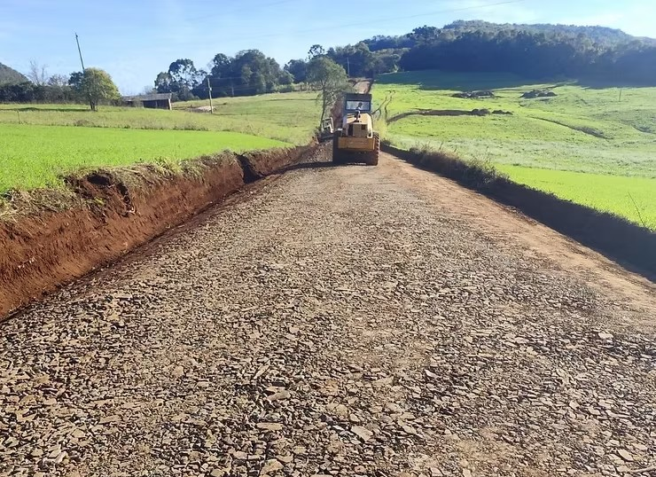 Mais de 50 quilômetros de estradas do interior de Floriano Peixoto vão receber britagem em projeto inédito no município, executado pela Secretaria de Obras. O material britado confere maior resistência ao solo e reduz a formação de buracos e a necessidade de manutenções frequentes nas vias.